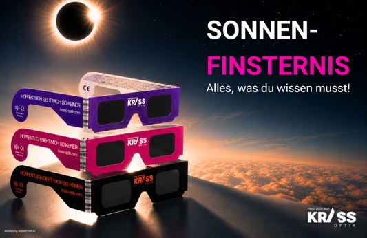 Sonnenfinsternis am Himmel mit drei Eclipse-Brillen von KRÜSS Optik – Blogbeitrag mit Informationen zum sicheren Beobachten einer Sonnenfinsternis.