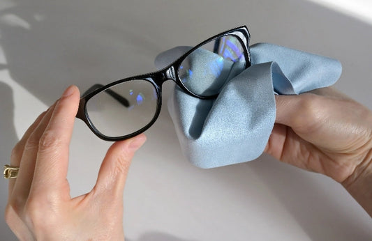 Glasklare Sicht – So pflegen Sie Ihre Brille richtig