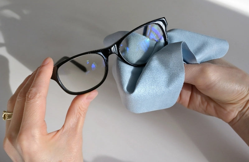 Glasklare Sicht – So pflegen Sie Ihre Brille richtig